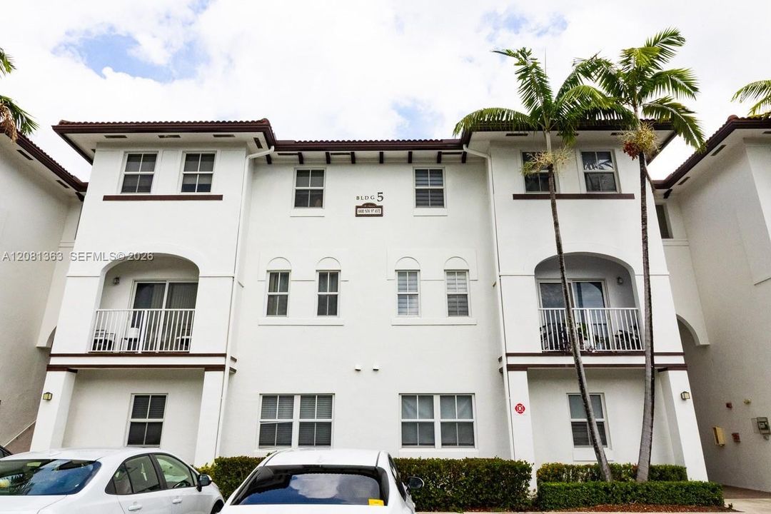 For Rent: $2,650 (2 beds, 2 baths, 1205 Square Feet)