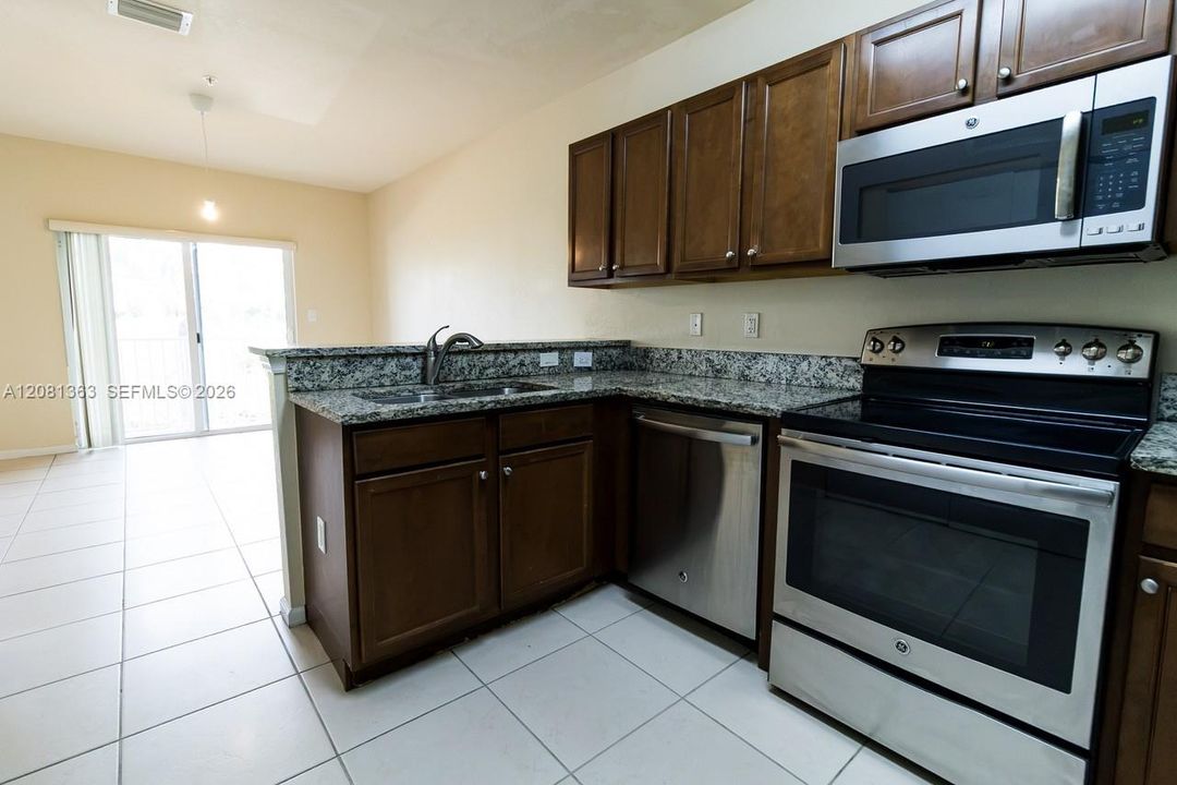 For Rent: $2,650 (2 beds, 2 baths, 1205 Square Feet)