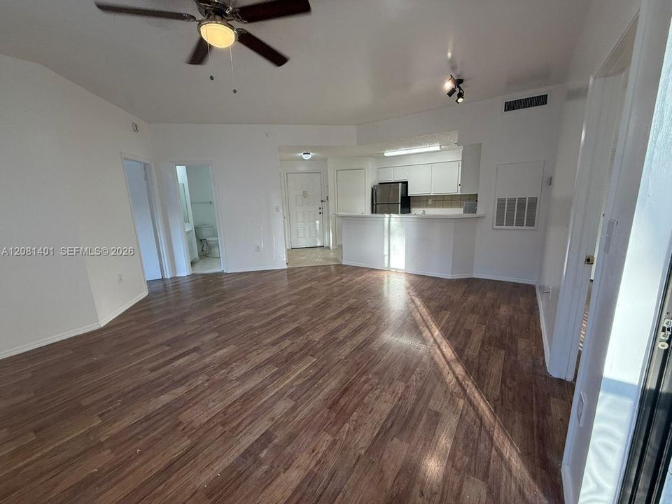 For Rent: $2,100 (2 beds, 2 baths, 858 Square Feet)