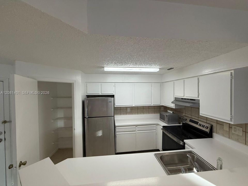 For Rent: $2,100 (2 beds, 2 baths, 858 Square Feet)