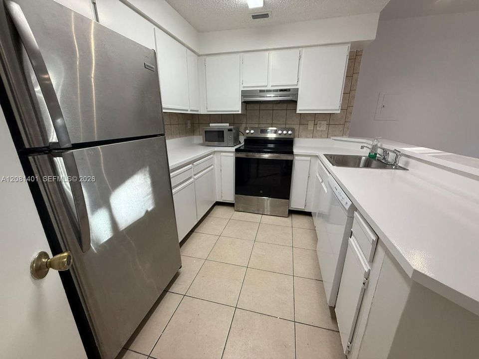For Rent: $2,100 (2 beds, 2 baths, 858 Square Feet)