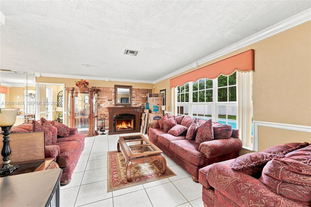 En Venta: $599,999 (4 camas, 2 baños, 1782 Pies cuadrados)