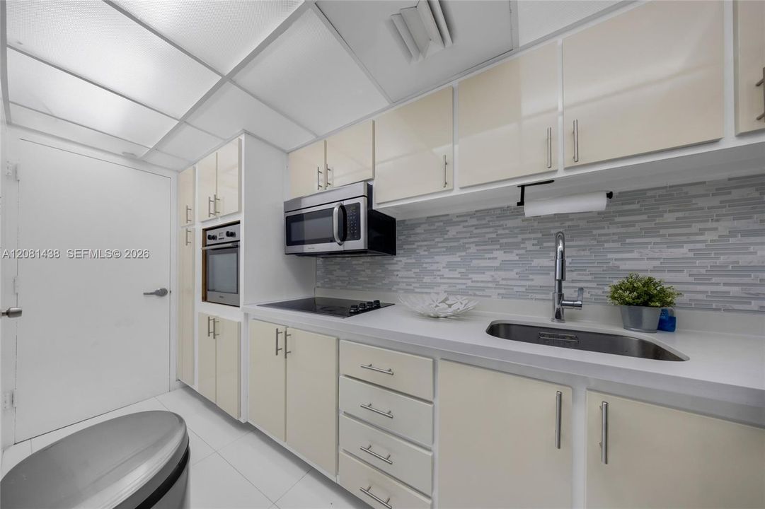 For Rent: $3,000 (0 beds, 1 baths, 543 Square Feet)