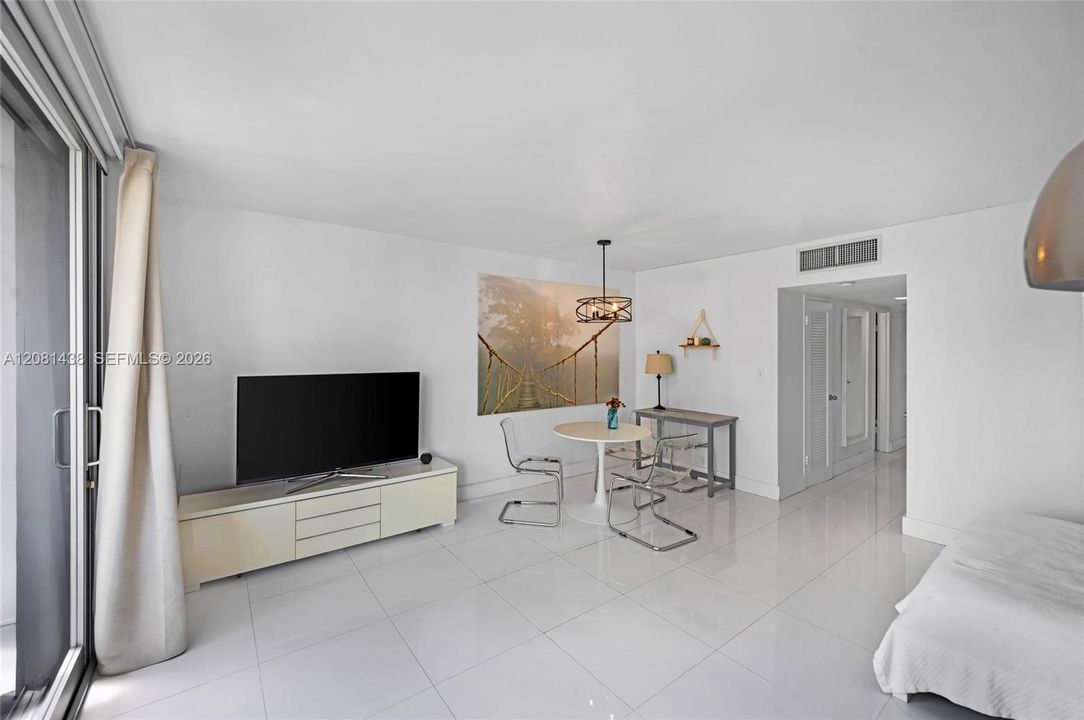 For Rent: $3,000 (0 beds, 1 baths, 543 Square Feet)