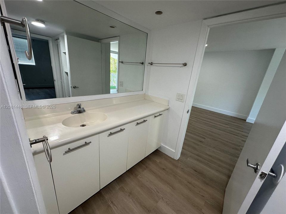 For Rent: $2,200 (1 beds, 1 baths, 723 Square Feet)