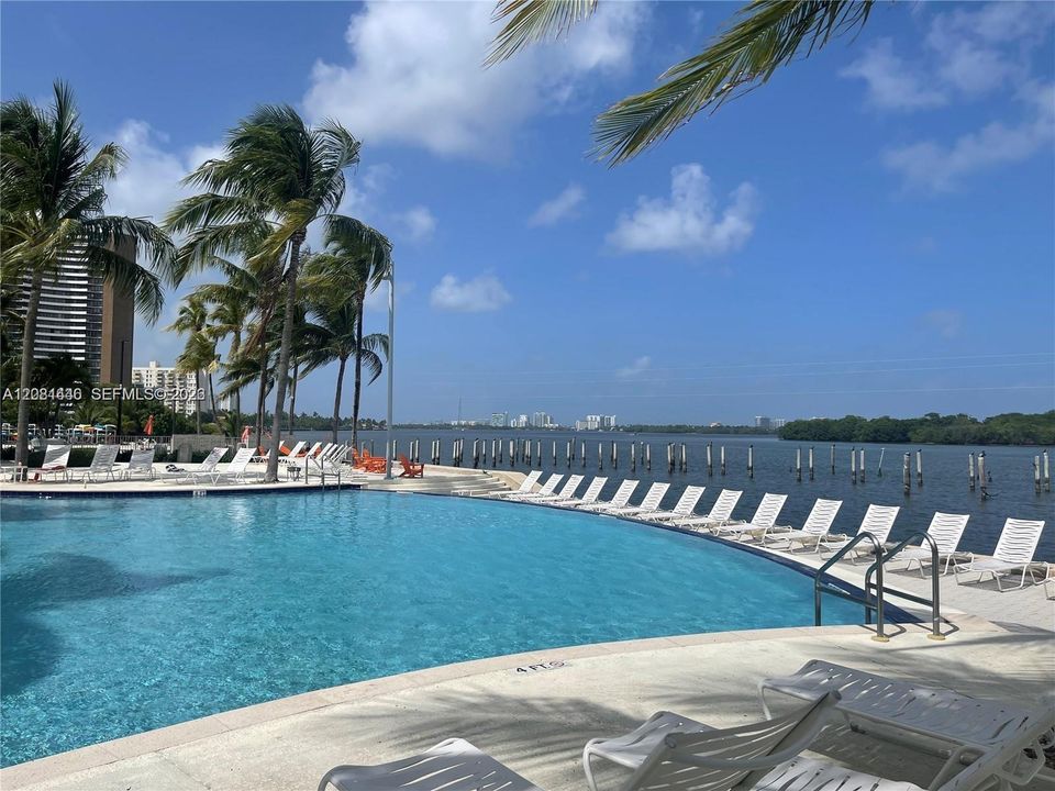 For Rent: $2,200 (1 beds, 1 baths, 723 Square Feet)