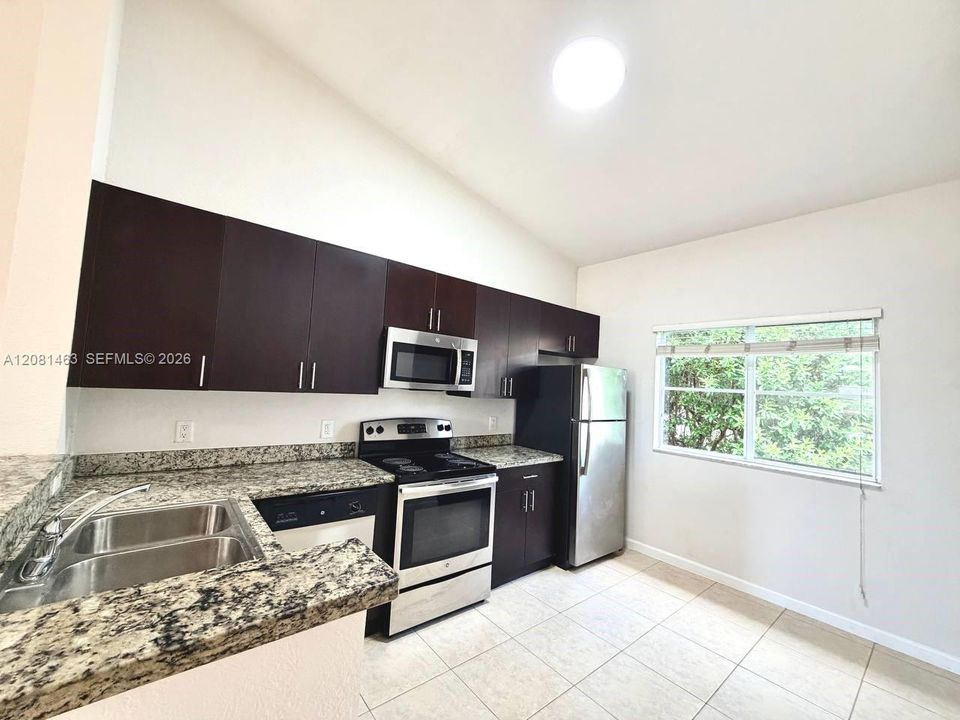 В аренду: $2,260 (2 спален, 2 ванн, 1001 Квадратных фут)