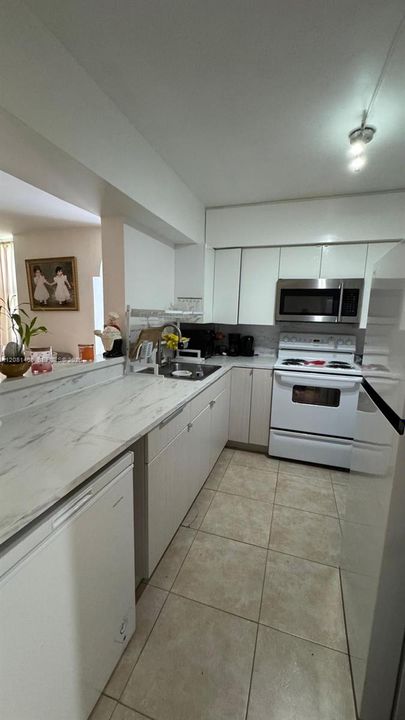 En Venta: $299,000 (2 camas, 1 baños, 801 Pies cuadrados)
