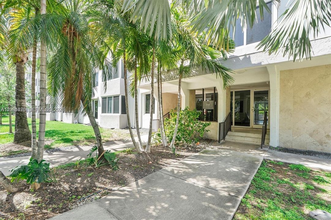En Venta: $280,000 (2 camas, 2 baños, 937 Pies cuadrados)