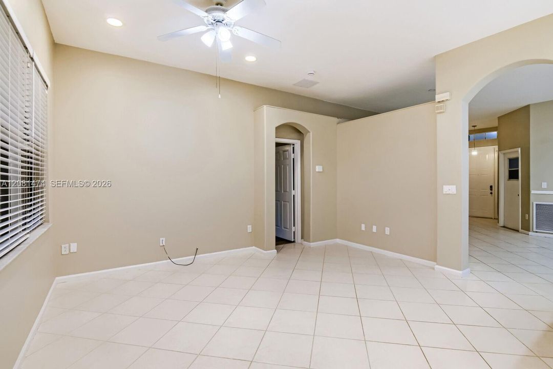 Activo con contrato: $619,900 (4 camas, 2 baños, 1859 Pies cuadrados)