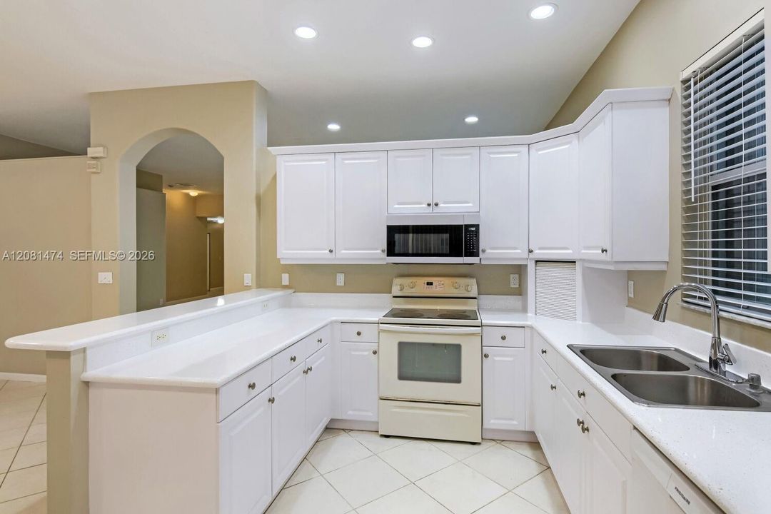 Activo con contrato: $619,900 (4 camas, 2 baños, 1859 Pies cuadrados)