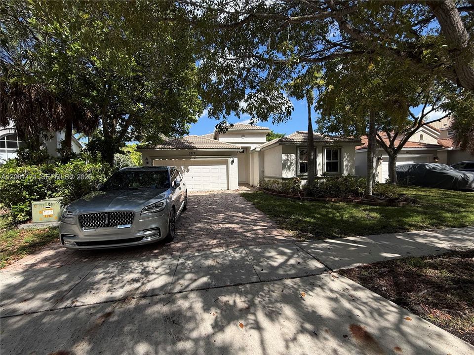 На продажу: $619,900 (4 спален, 2 ванн, 1859 Квадратных фут)