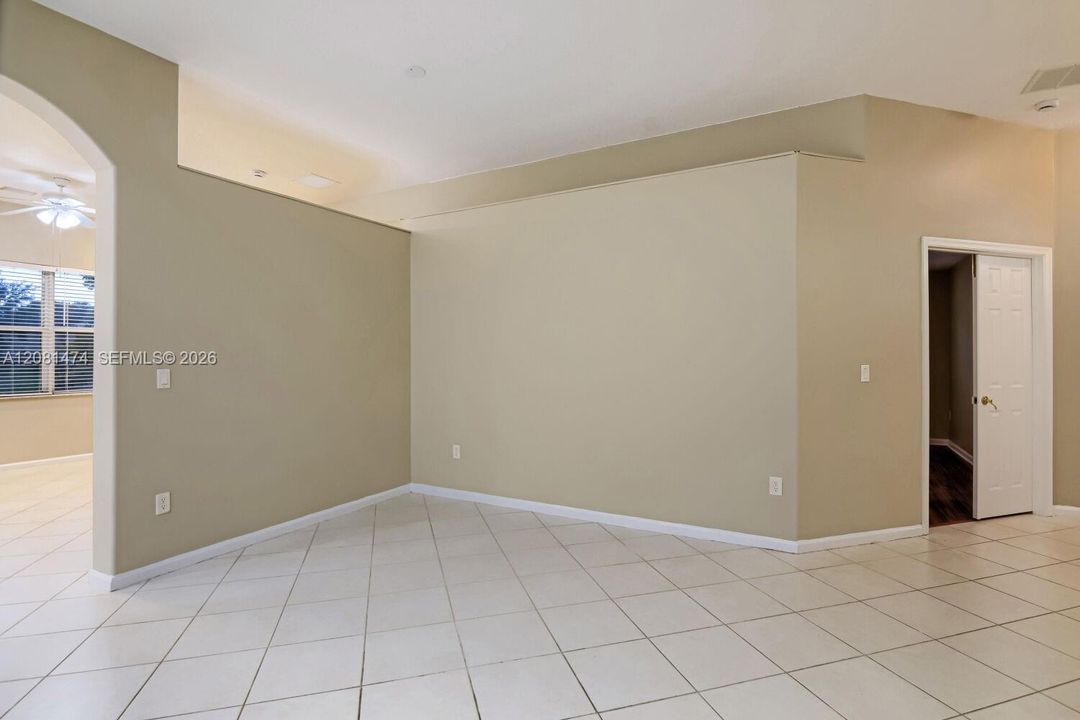 Activo con contrato: $619,900 (4 camas, 2 baños, 1859 Pies cuadrados)