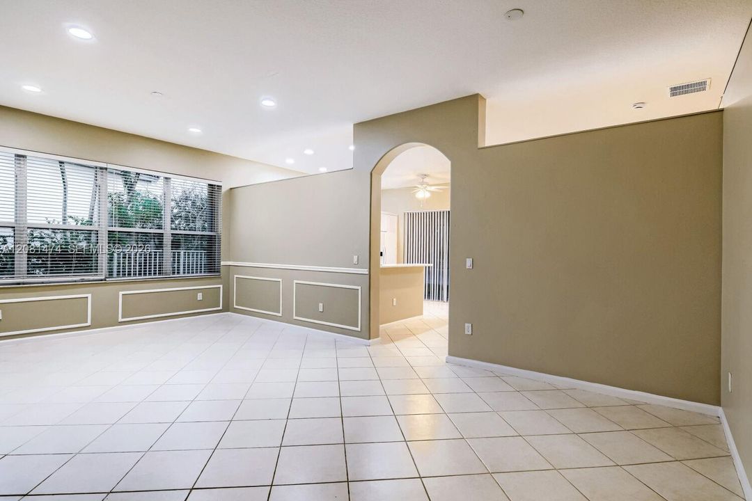 Activo con contrato: $619,900 (4 camas, 2 baños, 1859 Pies cuadrados)