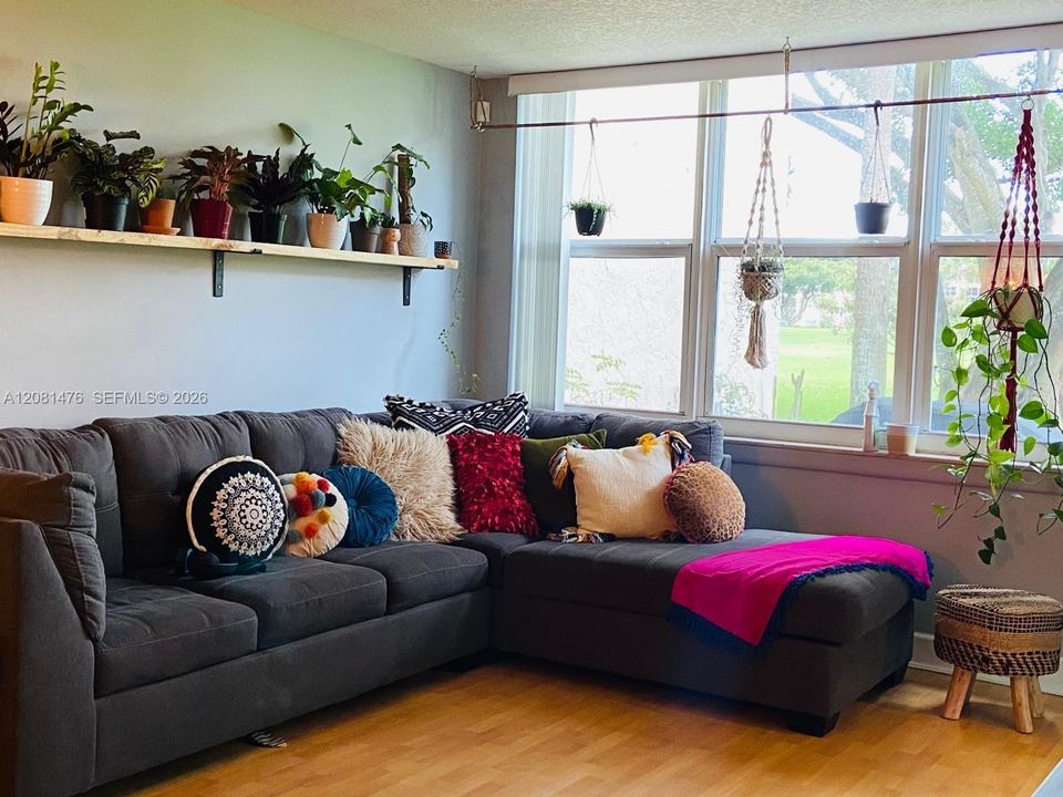 For Rent: $1,995 (1 beds, 1 baths, 690 Square Feet)