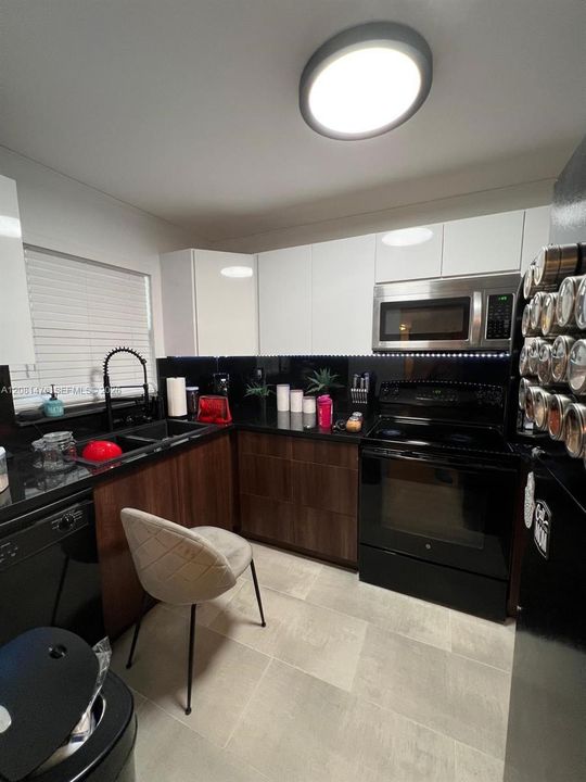 For Rent: $1,995 (1 beds, 1 baths, 690 Square Feet)