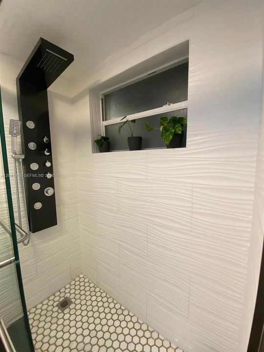 For Rent: $1,995 (1 beds, 1 baths, 690 Square Feet)