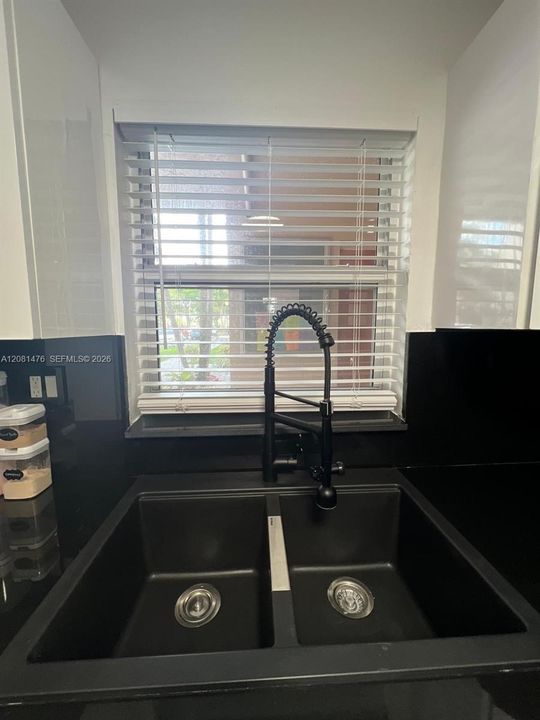 For Rent: $1,995 (1 beds, 1 baths, 690 Square Feet)