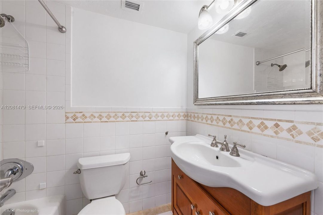 На продажу: $369,900 (2 спален, 2 ванн, 1207 Квадратных фут)