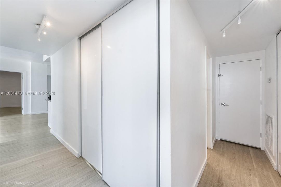 На продажу: $369,900 (2 спален, 2 ванн, 1207 Квадратных фут)