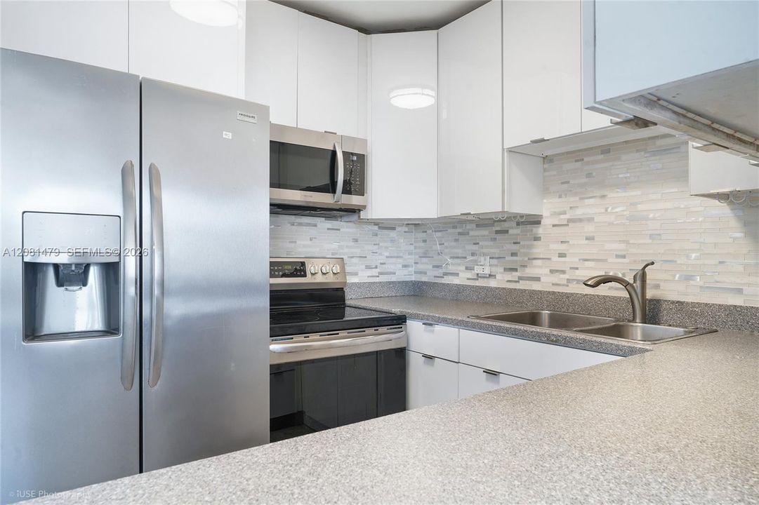 На продажу: $369,900 (2 спален, 2 ванн, 1207 Квадратных фут)