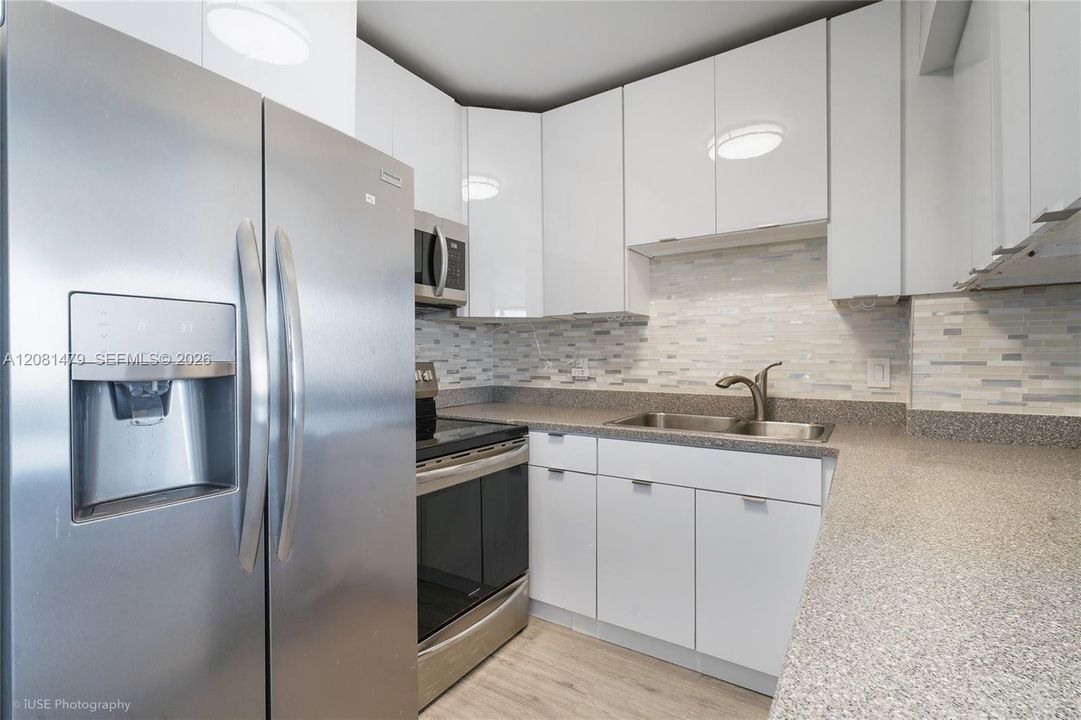 На продажу: $369,900 (2 спален, 2 ванн, 1207 Квадратных фут)