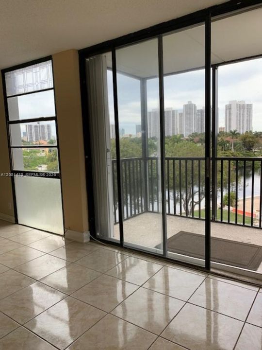 For Sale: $224,700 (2 beds, 2 baths, 1081 Square Feet)