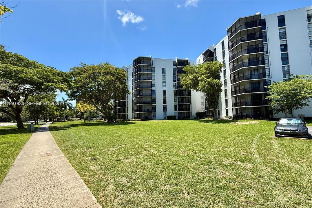 For Sale: $224,700 (2 beds, 2 baths, 1081 Square Feet)