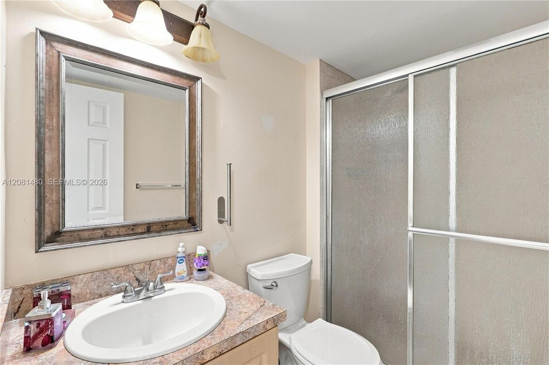 En Venta: $224,700 (2 camas, 2 baños, 1081 Pies cuadrados)