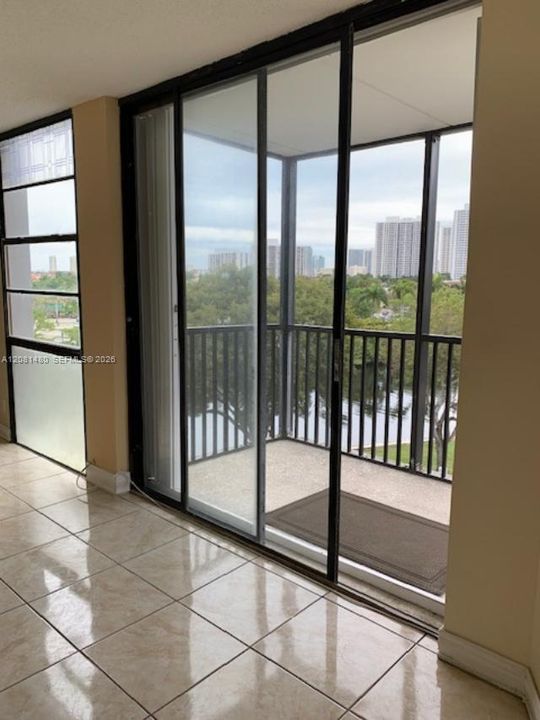 For Sale: $224,700 (2 beds, 2 baths, 1081 Square Feet)