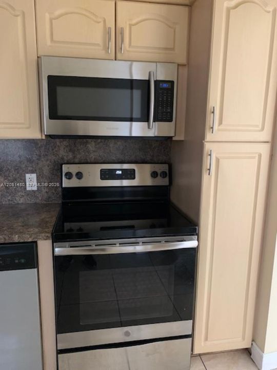 For Sale: $224,700 (2 beds, 2 baths, 1081 Square Feet)