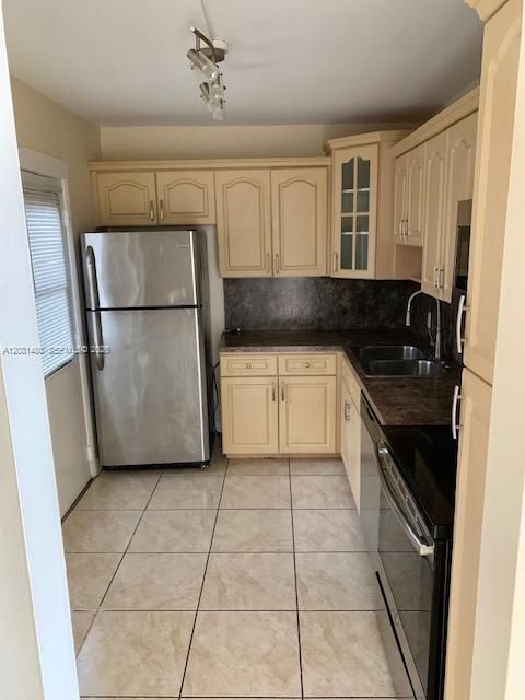 For Sale: $224,700 (2 beds, 2 baths, 1081 Square Feet)