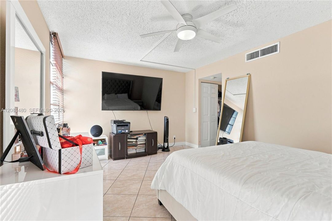 En Venta: $224,700 (2 camas, 2 baños, 1081 Pies cuadrados)