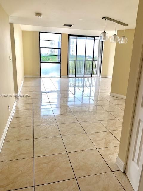 For Sale: $224,700 (2 beds, 2 baths, 1081 Square Feet)