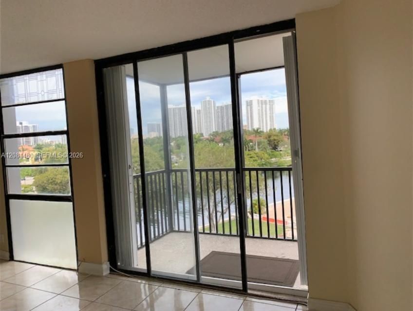 For Sale: $224,700 (2 beds, 2 baths, 1081 Square Feet)
