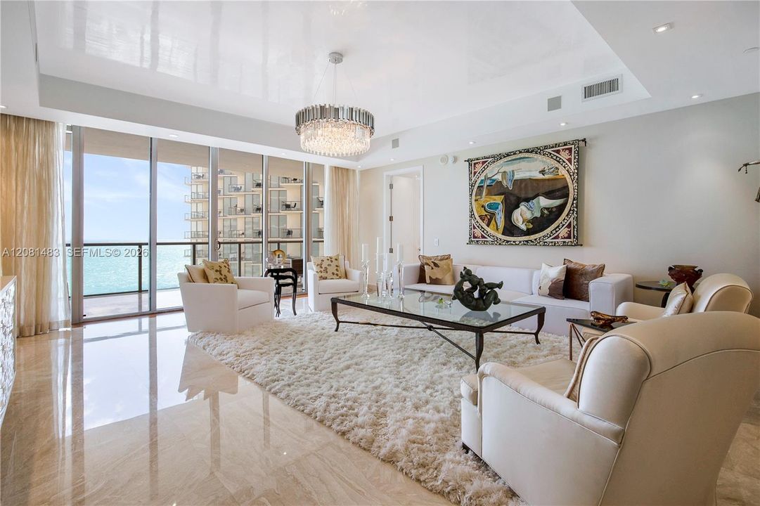 出租: $40,000 (3 贝兹, 3 浴室, 3128 平方英尺)
