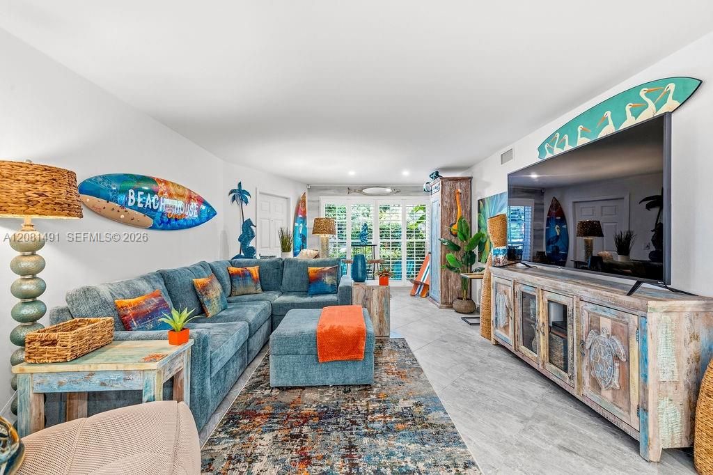 For Sale: $350,000 (2 beds, 2 baths, 1130 Square Feet)