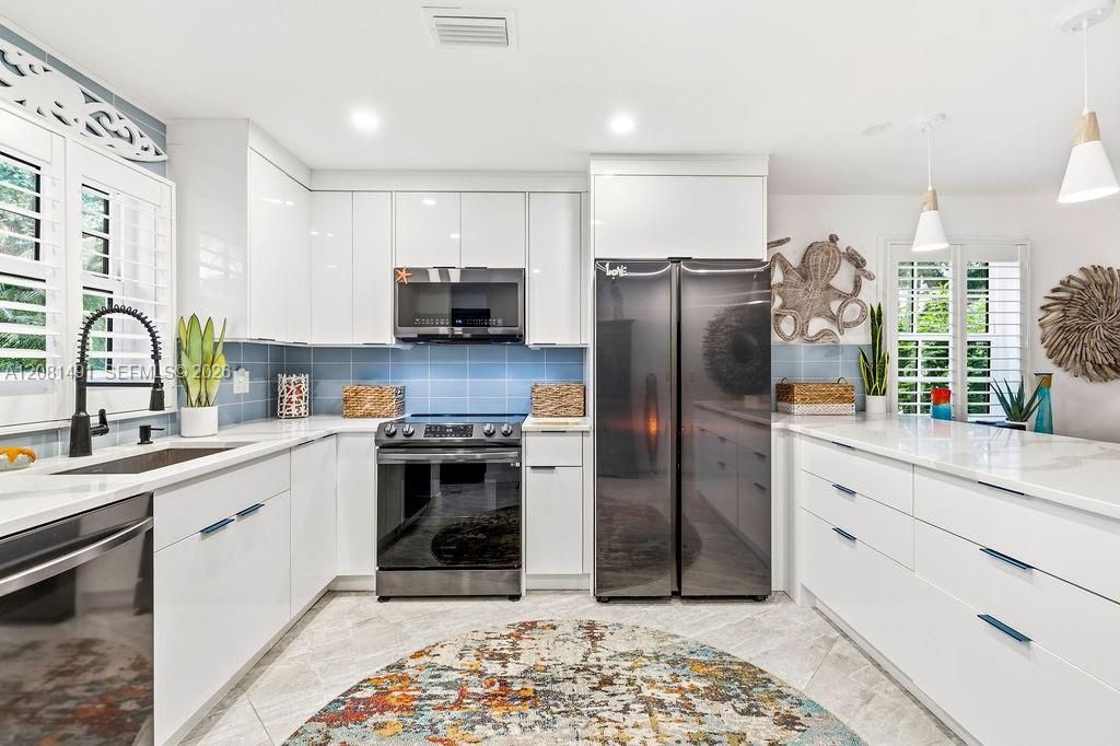 For Sale: $350,000 (2 beds, 2 baths, 1130 Square Feet)