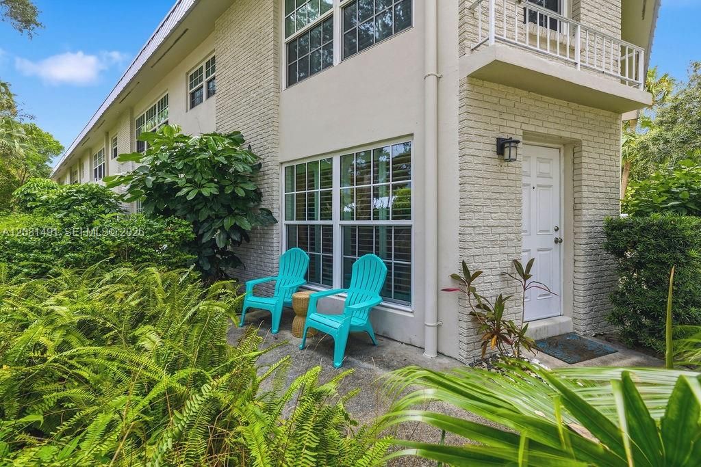 For Sale: $350,000 (2 beds, 2 baths, 1130 Square Feet)