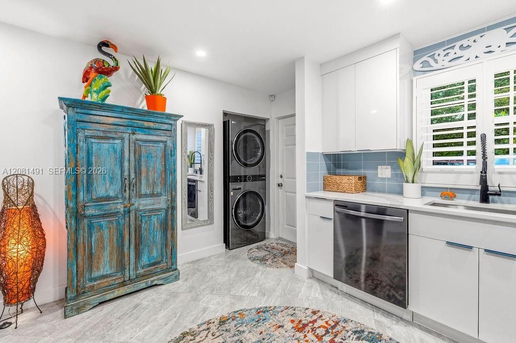For Sale: $350,000 (2 beds, 2 baths, 1130 Square Feet)