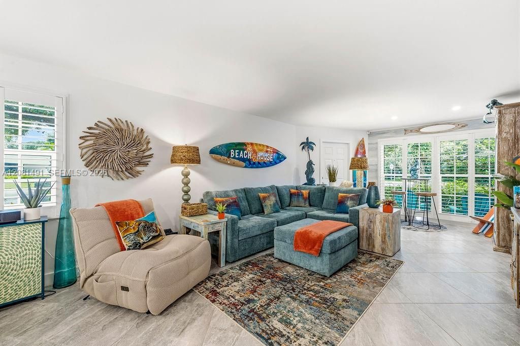 For Sale: $350,000 (2 beds, 2 baths, 1130 Square Feet)