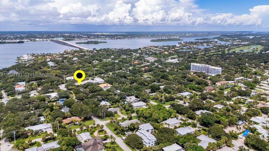 For Sale: $350,000 (2 beds, 2 baths, 1130 Square Feet)