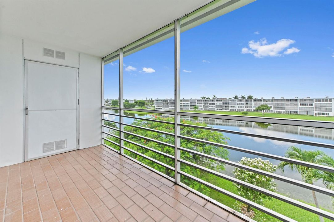 27 Balcony 03