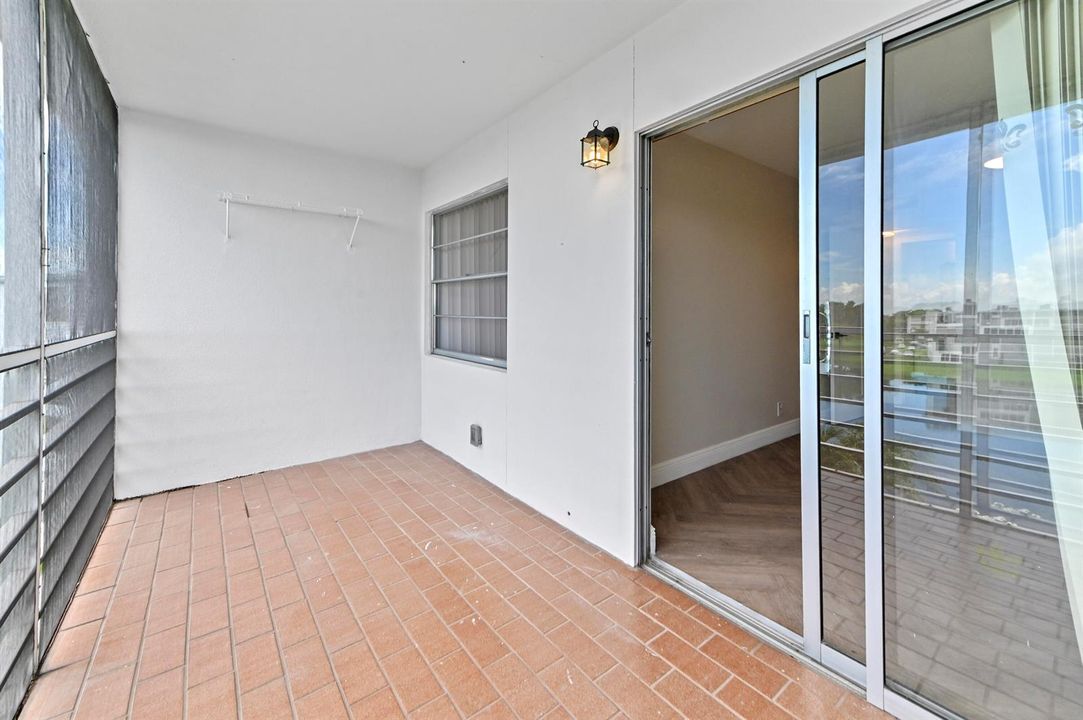 25 Balcony 01