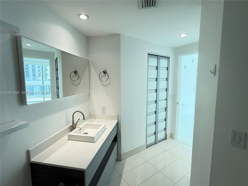 В аренду: $4,500 (2 спален, 2 ванн, 1165 Квадратных фут)