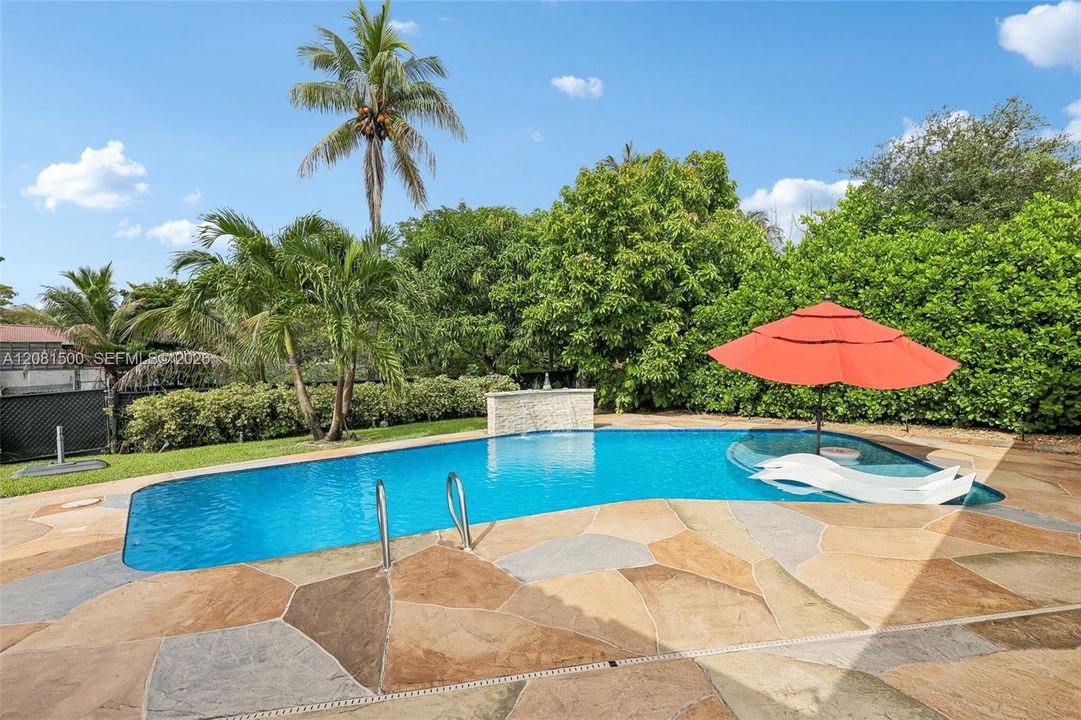 For Sale: $700,000 (5 beds, 2 baths, 2094 Square Feet)