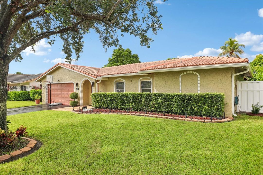 For Sale: $700,000 (5 beds, 2 baths, 2094 Square Feet)