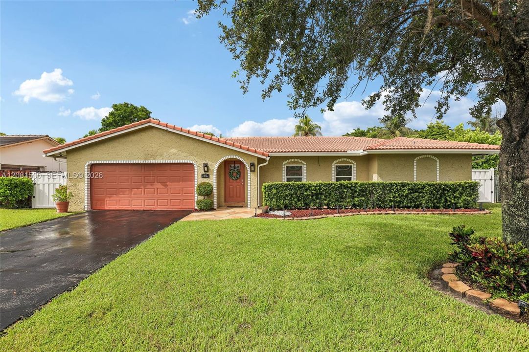 For Sale: $700,000 (5 beds, 2 baths, 2094 Square Feet)