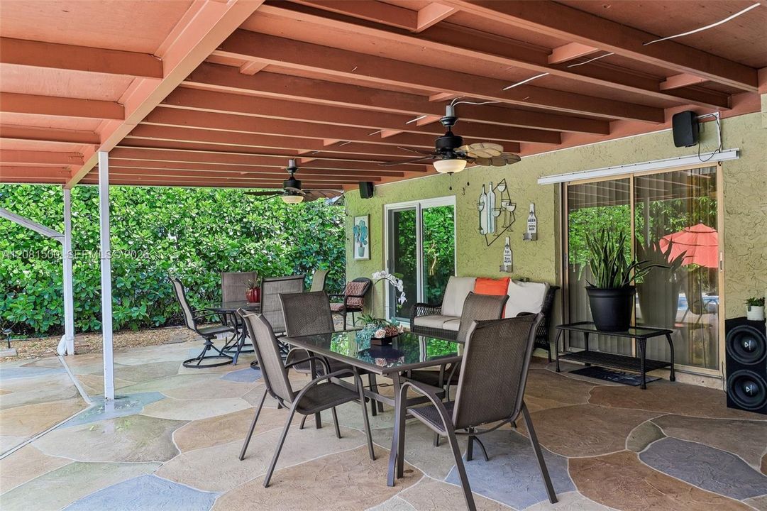 For Sale: $700,000 (5 beds, 2 baths, 2094 Square Feet)