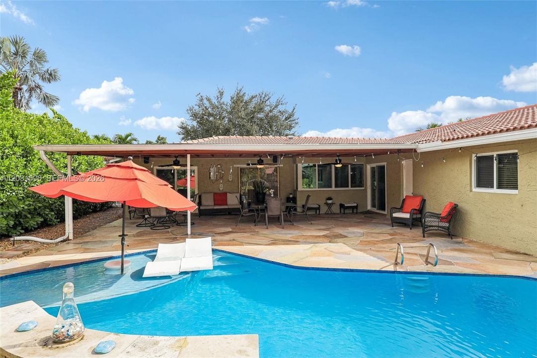 For Sale: $700,000 (5 beds, 2 baths, 2094 Square Feet)